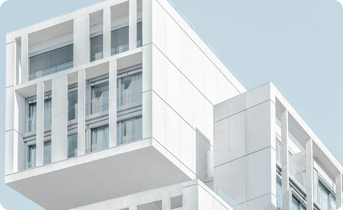 Edificio residencial de lujo con fachada blanca minimalista, líneas limpias y grandes ventanales, ejemplo de Branded Residence de diseño moderno.